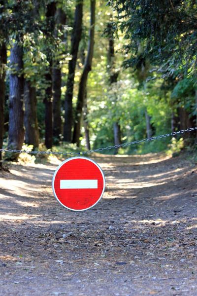 Weg mit einem Einbahnstraßensperrschild